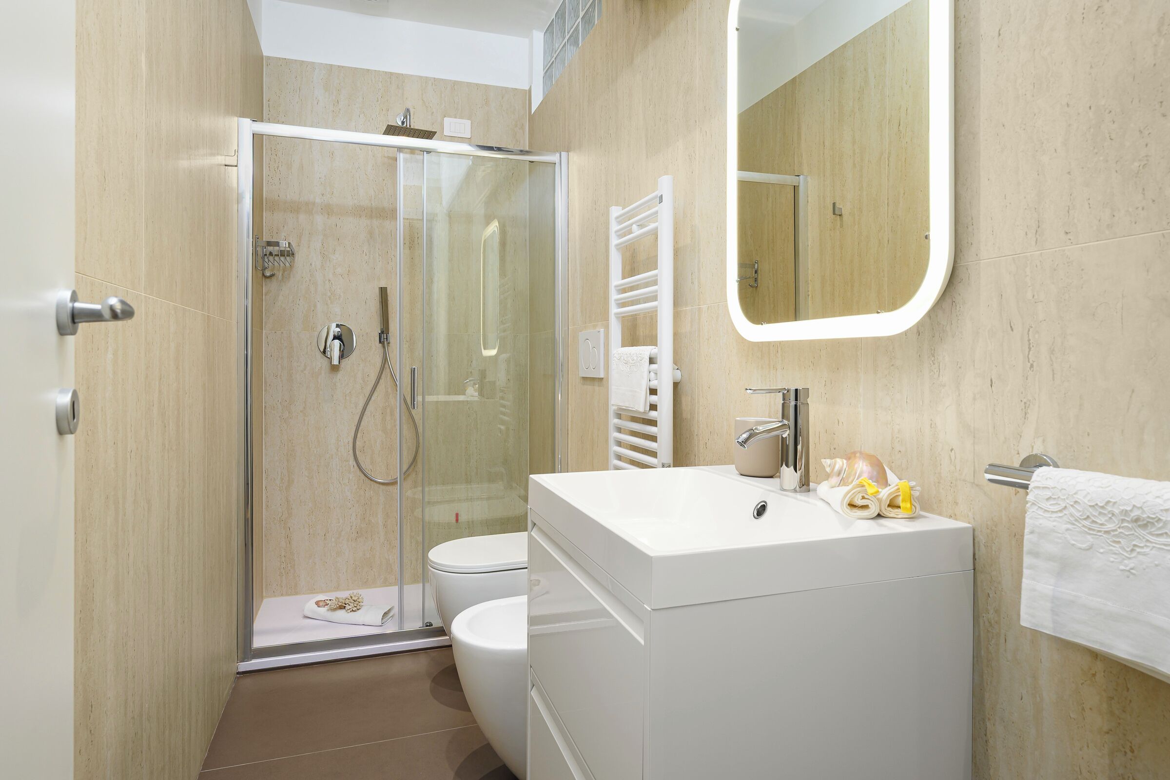 Shower, hair dryer, bidet, towels