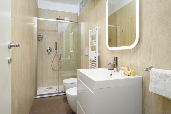 Shower, hair dryer, bidet, towels - Emerald Apartment Porta Venezia Downtown Milan (Milano)