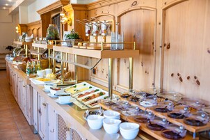Café da manhã com buffet grátis todos os dias