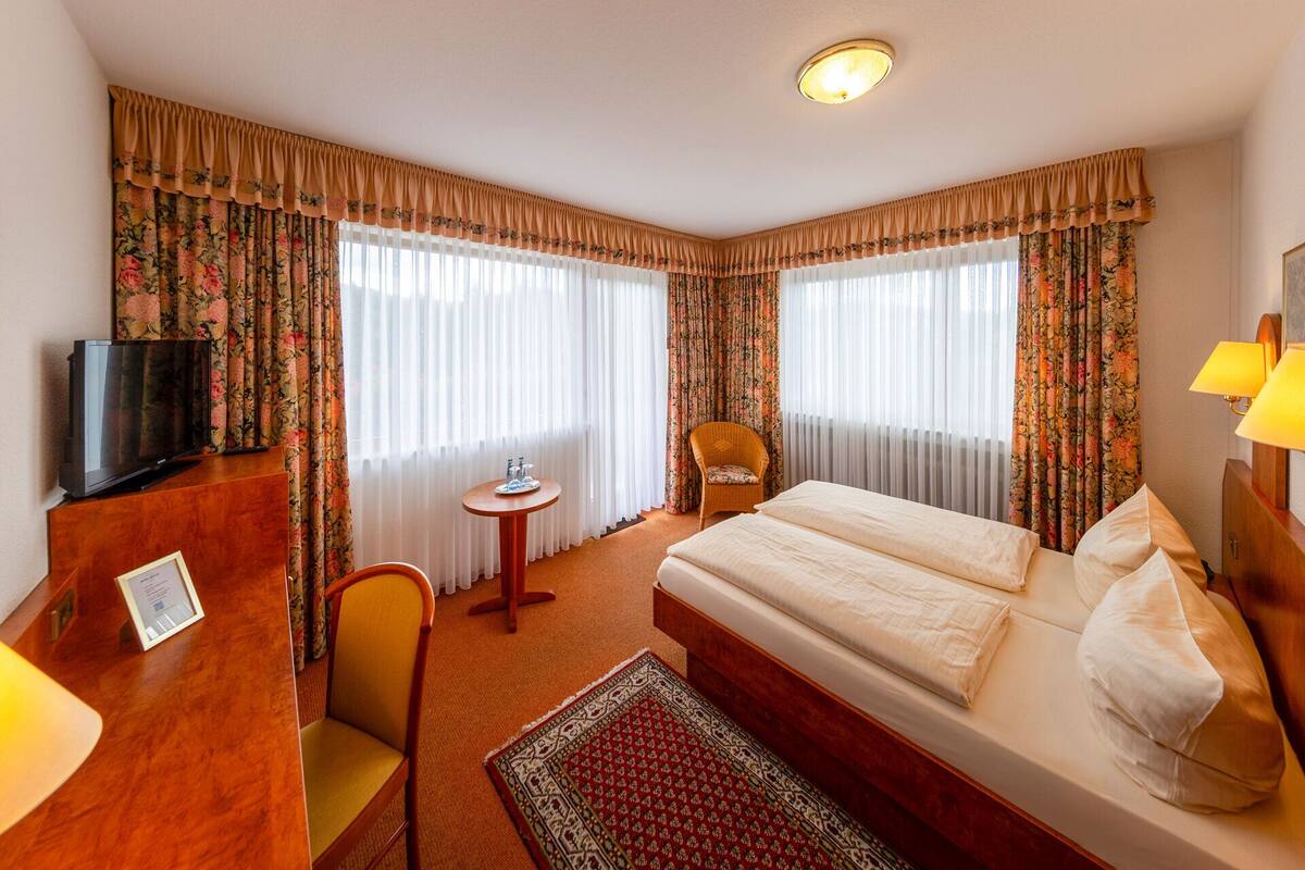 Tweepersoonskamer, balkon, uitzicht op bergen | Een bureau, een laptopwerkplek, gratis wifi