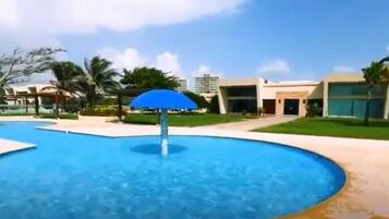 4 piscinas al aire libre