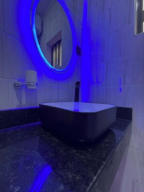 อีโคโนมีอพาร์ทเมนท์, ระเบียง, วิวเมือง | ห้องน้ำ | ของใช้ในห้องน้ำฟรี, ไดร์เป่าผม, ผ้าเช็ดตัว, สบู่