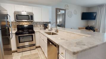 Condo Prestigio, 1 habitación, balcón, vista a la playa | Cocina privada | Refrigerador, microondas, horno y parrilla de estufa