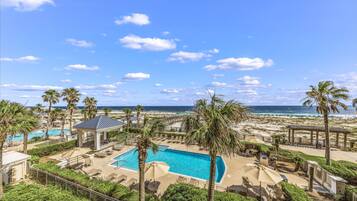 2 albercas al aire libre