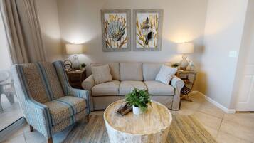 Condo Prestigio, 1 habitación, balcón, vista a la playa | Sala de estar | Smart TV de 42 pulgadas con canales por cable