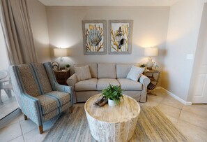 Condo Prestigio, 1 habitación, balcón, vista a la playa | Sala de estar | Smart TV de 42 pulgadas con canales por cable 