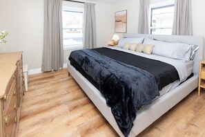 5 habitaciones, escritorio y tabla de planchar con plancha 