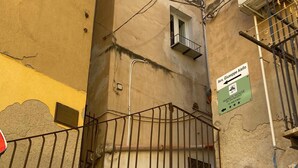 A building with a sign indicating 'Manu's House' and a contact number. - Manu's house B&B (Porto Empedocle)