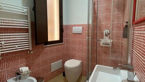 A bathroom with a toilet, bidet, sink, and shower. - Manu's house B&B (Porto Empedocle)