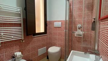 Chambre Double Ăconomique, patio | Salle de bain