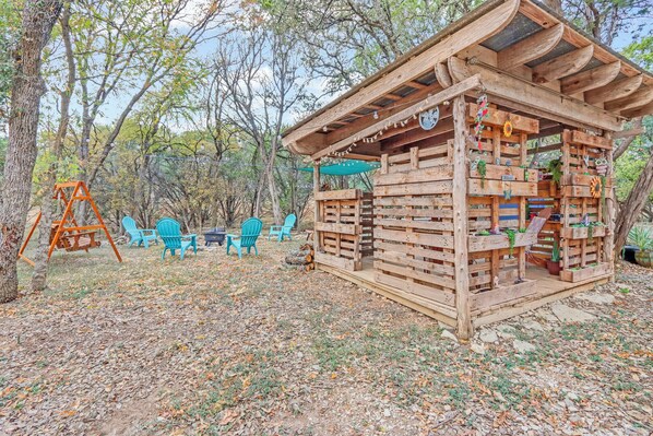 Property grounds - Wild Rhodes | Playful Wimberley Home Near Square, Fire Pit & Outdoor Spaces (Wimberley)