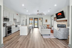 Fridge, microwave, oven, stovetop - Oma’s Haus at Arch Ray | Walk to Winery, Brewery & Live Music (Fredericksburg)