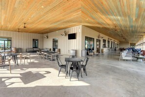 Outdoor dining - Oma’s Haus at Arch Ray | Walk to Winery, Brewery & Live Music (Fredericksburg)