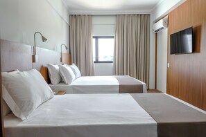 Espacio para trabajar con laptop y cortinas blackout 