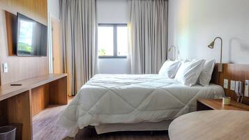 Quarto superluxo, vista para a cidade | Espaço de trabalho para notebook, cortinas blackout