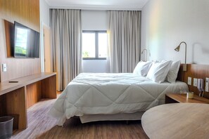 Quarto superluxo, vista para a cidade | Espaço de trabalho para notebook, cortinas blackout