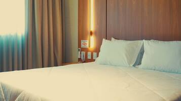 Habitación de diseñador, vista a la ciudad | Espacio para trabajar con laptop, cortinas blackout y insonorización