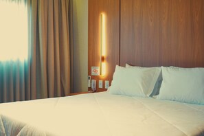 Habitación de diseño, vistas a la ciudad | Espacio para trabajar con un portátil y cortinas opacas