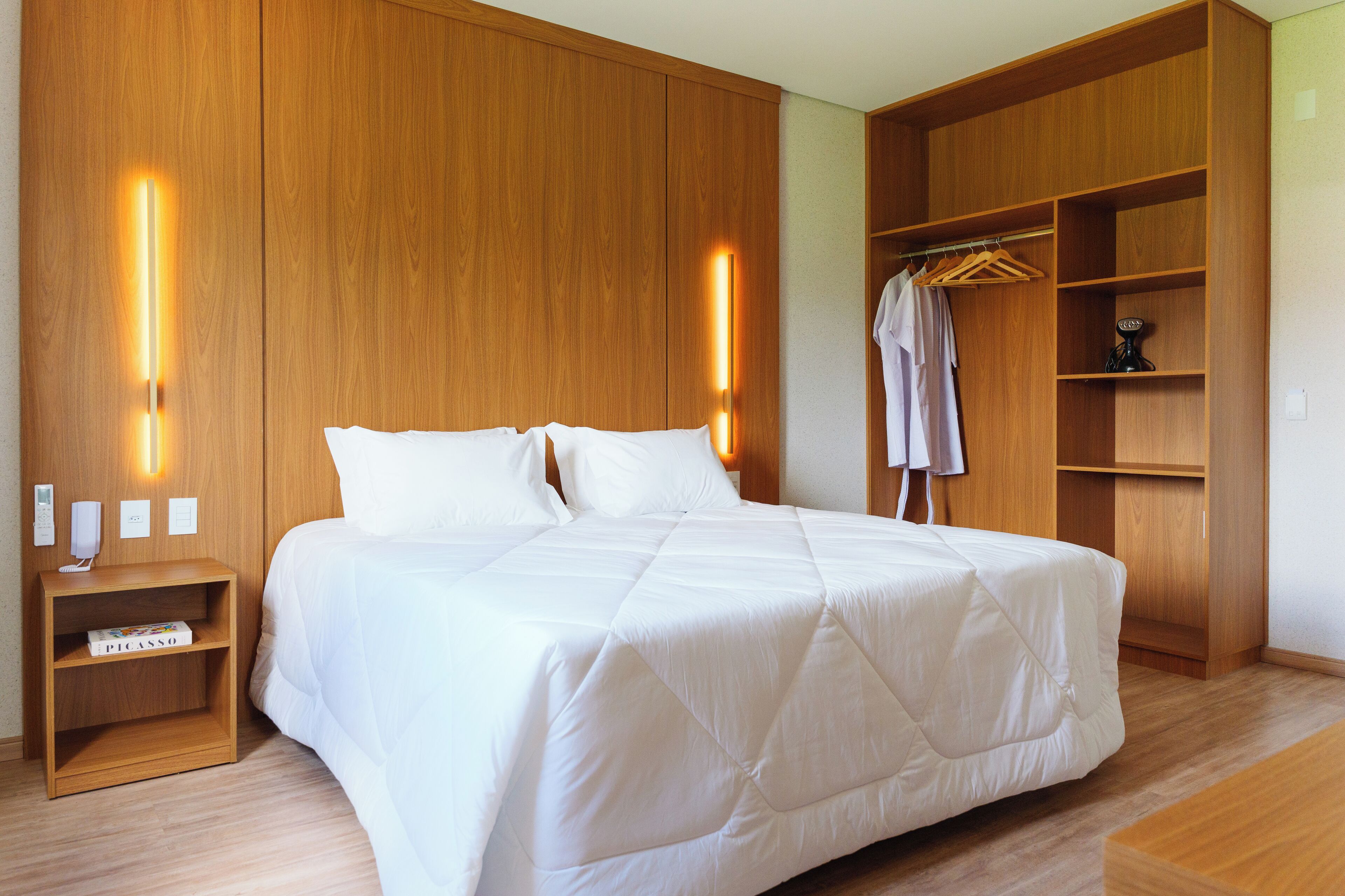 Phòng có thiết kế đặc sắc, quang cảnh thành phố | Khu vực làm việc phù hợp cho laptop, màn/rèm cản sáng, phòng cách âm 