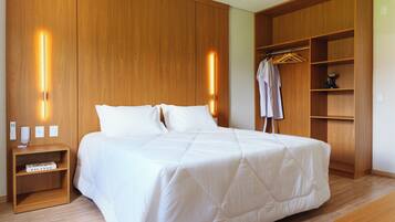 Phòng có thiết kế đặc sắc, quang cảnh thành phố | Khu vực làm việc phù hợp cho laptop, màn/rèm cản sáng, phòng cách âm