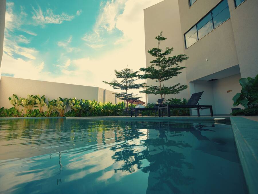 Una piscina al aire libre