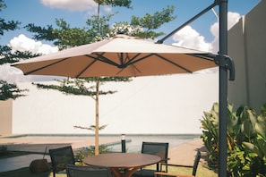 Hồ bơi ngoài trời