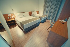 Habitación triple Confort, vista a la ciudad | Espacio para trabajar con laptop, cortinas blackout y insonorización 