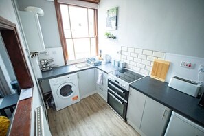 Een koelkast, een magnetron, een oven, een kookplaat