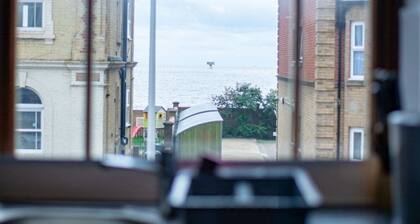 Stunning Lowestoft Seaside Apartment, Free Parking
