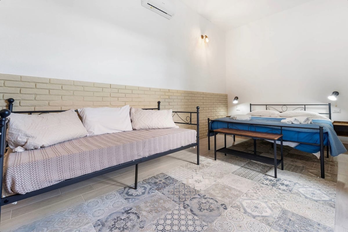 Comfort-Dreibettzimmer, Gartenblick | Schallisolierte Zimmer, kostenloses WLAN, individuell eingerichtet