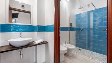 Tripla Comfort, vista giardino | Bagno | Doccia, asciugacapelli, bidet, asciugamani