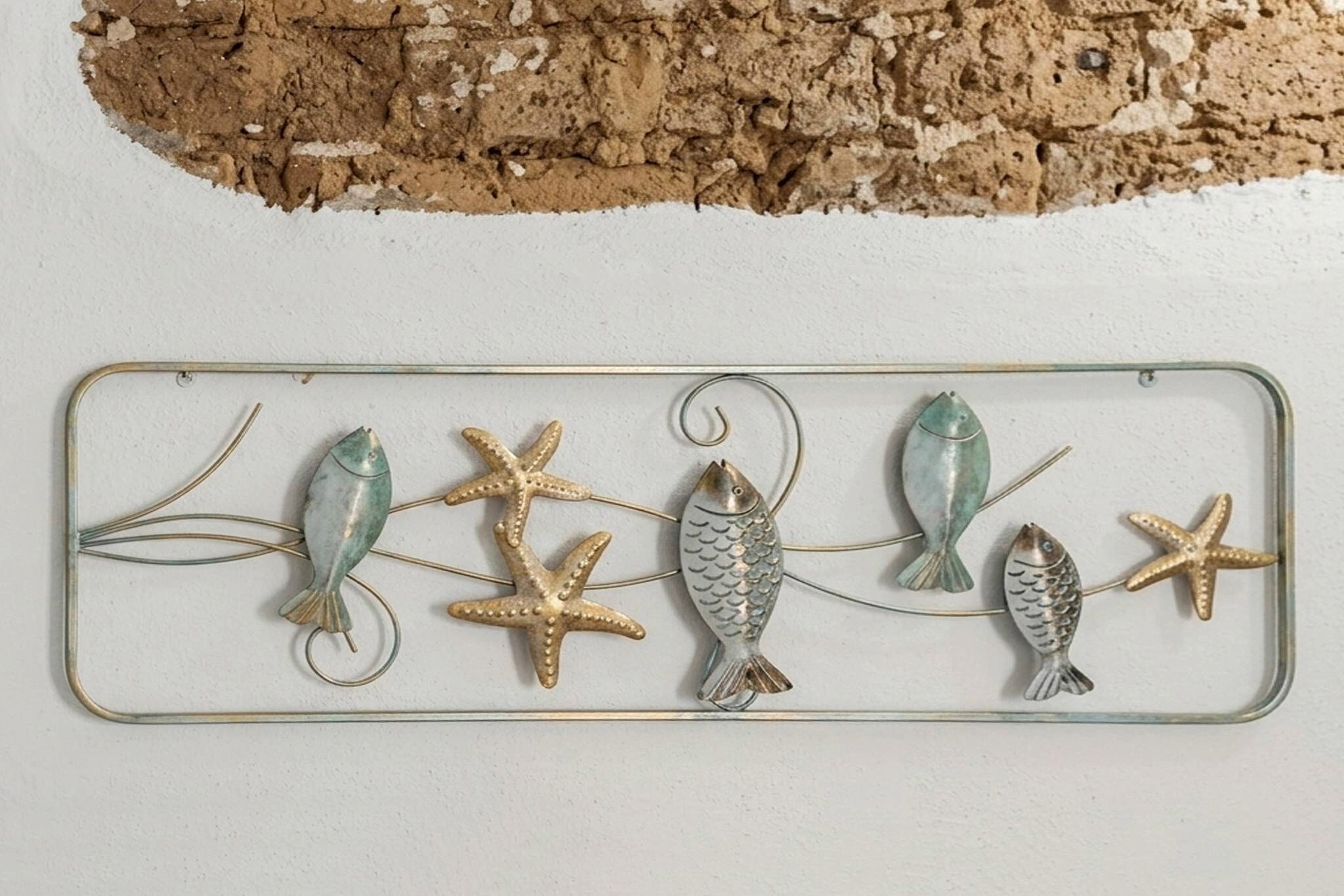 Sierlijk metalen wanddecor met vissen en zeesterren.