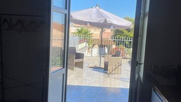 Suite junior, vista al jardín | Terraza o patio