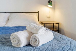 Individually furnished, soundproofing, free cots/infant beds, free WiFi - Luxar Suites & Apartments (Assemini)