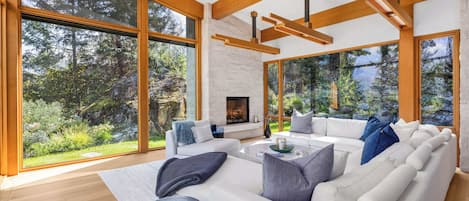 Televisión, chimenea y oficina