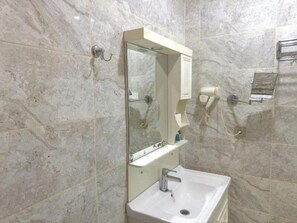 Free toiletries, hair dryer, slippers, towels - Eleon Hotel (Baku)