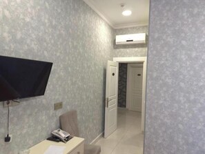 Desk, laptop workspace, iron/ironing board, free WiFi - Eleon Hotel (Baku)