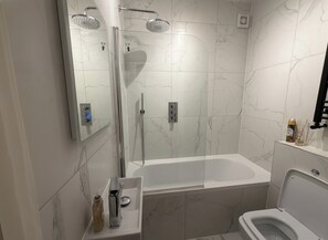 Dusche, Haartrockner, Handtücher, Seife