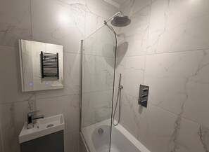Shower, hair dryer, towels, soap - Modern Central London Apartment near Paddington & Hyde Park - Sleeps 9 (London)