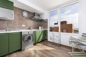 Een magnetron, een oven, een kookplaat, een koffiezetapparaat/waterkoker