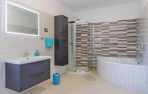 Haartrockner, Handtücher, Toilettenpapier