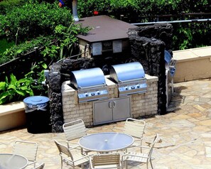 Outdoor dining - Oceanfront Whale Watching, Sunsets, Island Views on Big Lanai (Lahaina)