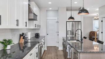 Frigorífic, microones, forn i placa de cuina