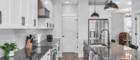 Réfrigérateur, four à micro-ondes, un four, surface de cuisson