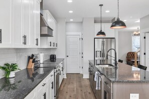 Fridge, microwave, oven, stovetop - Springfield Haven - Modern Comfort Near Nashville (Springfield)