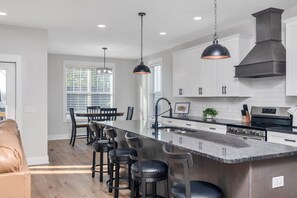 Fridge, microwave, oven, stovetop - Springfield Haven - Modern Comfort Near Nashville (Springfield)