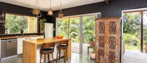 Microondas, placa de cocina, lavavajillas y cafetera o tetera