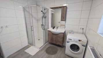 Ducha, secador de pelo, toallas y jabón