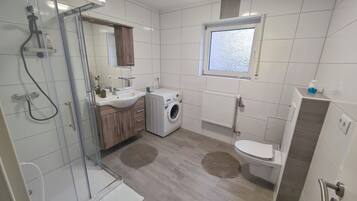 Ducha, secador de pelo, toallas y jabón