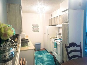 Fridge, microwave, oven, stovetop - Quiet & Secure Stay in Gated Community (Columbia)